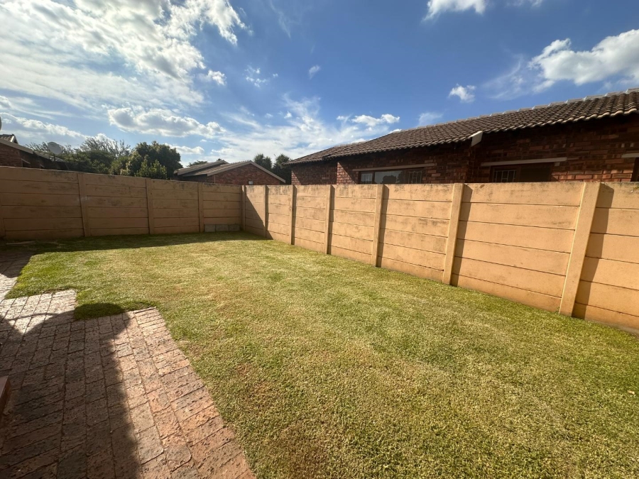 To Let 2 Bedroom Property for Rent in Florida Glen Gauteng