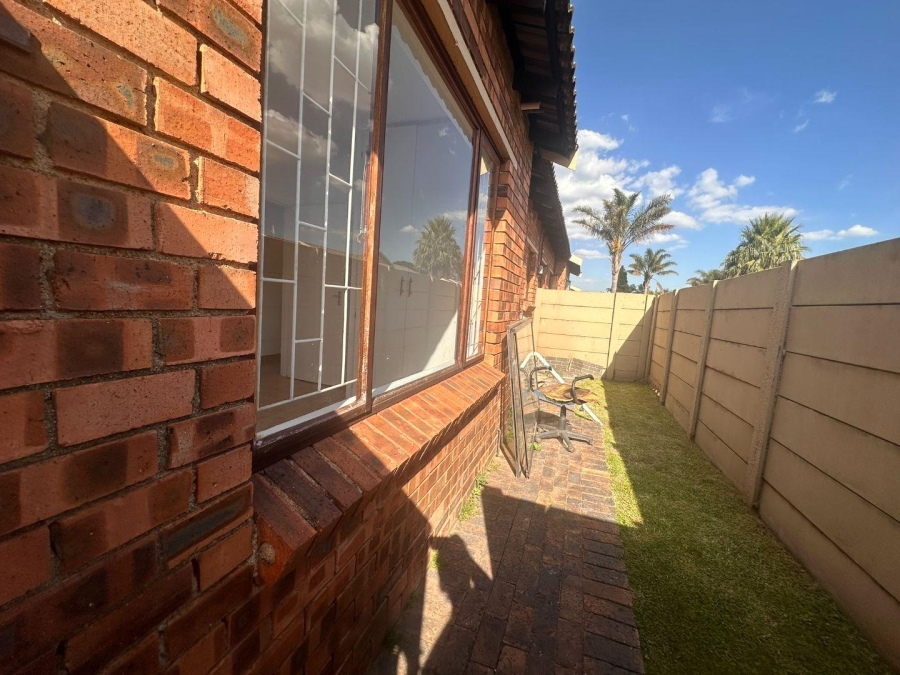 To Let 2 Bedroom Property for Rent in Florida Glen Gauteng