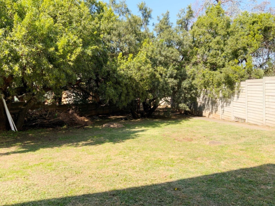 To Let 3 Bedroom Property for Rent in South Crest Gauteng