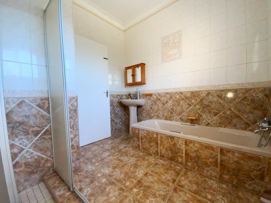 To Let 3 Bedroom Property for Rent in South Crest Gauteng