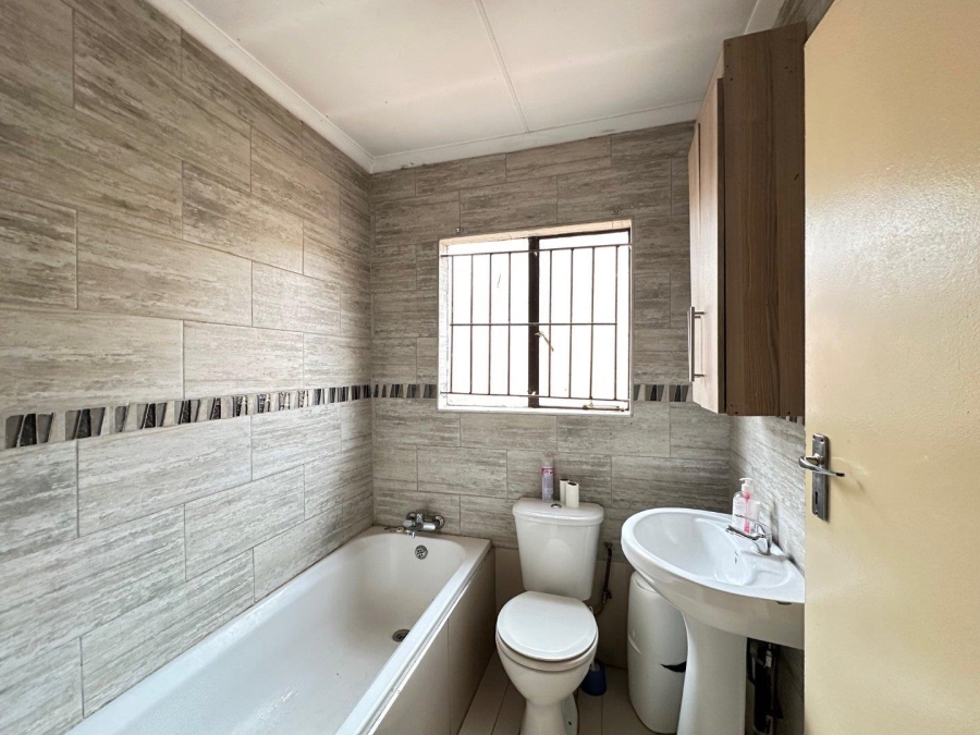 To Let 2 Bedroom Property for Rent in Lotus Gardens Gauteng