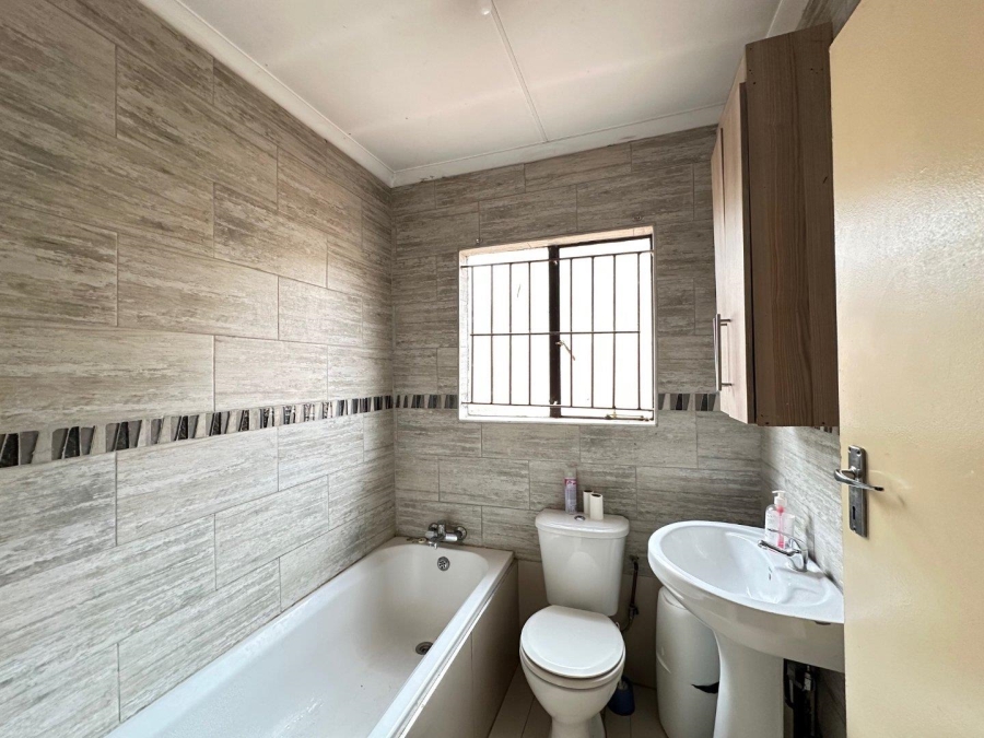 To Let 2 Bedroom Property for Rent in Lotus Gardens Gauteng