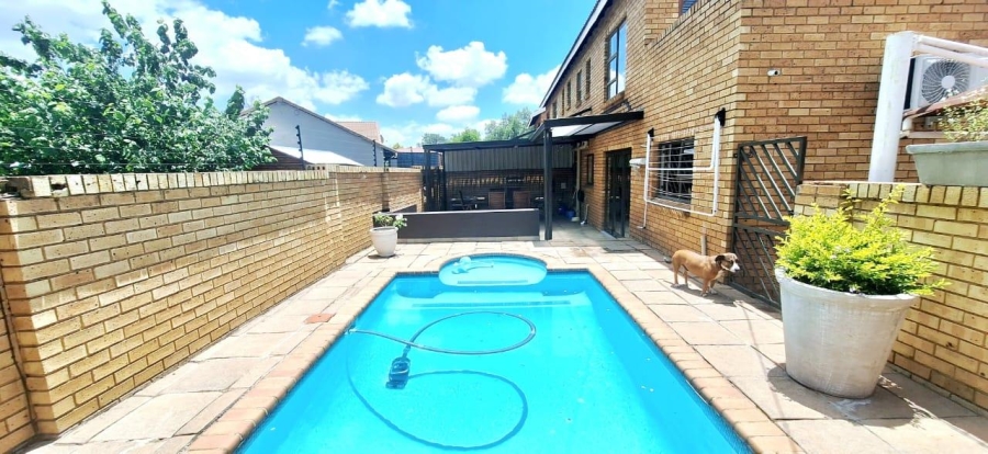 3 Bedroom Property for Sale in Brackenhurst Gauteng