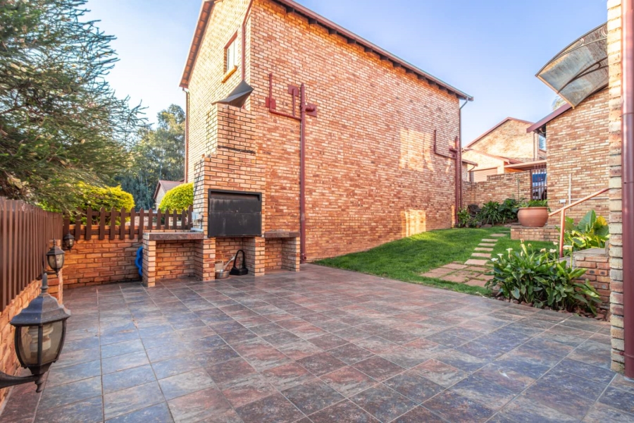 3 Bedroom Property for Sale in Wilgeheuwel Gauteng