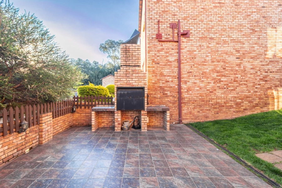 3 Bedroom Property for Sale in Wilgeheuwel Gauteng