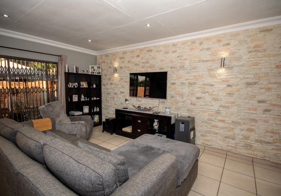 To Let 3 Bedroom Property for Rent in Raceview Gauteng