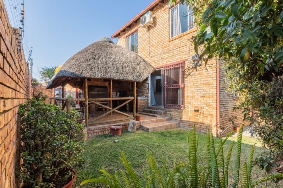 2 Bedroom Property for Sale in Wilgeheuwel Gauteng