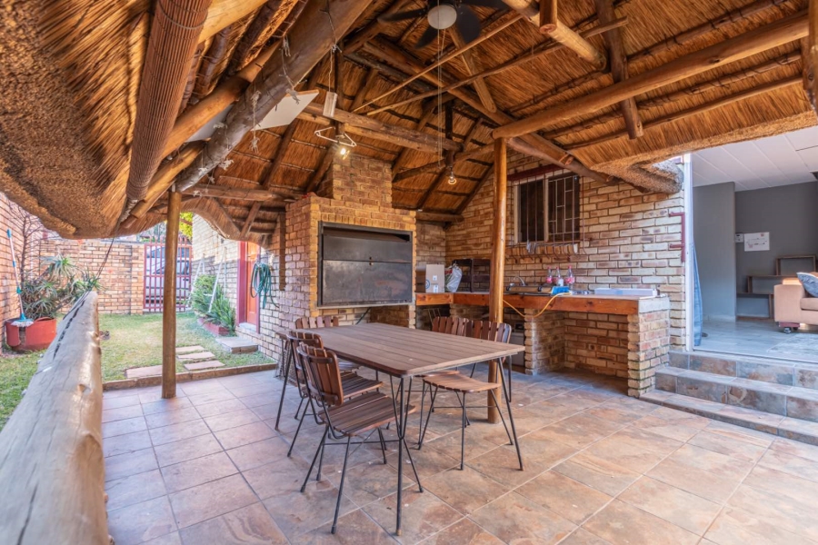 2 Bedroom Property for Sale in Wilgeheuwel Gauteng