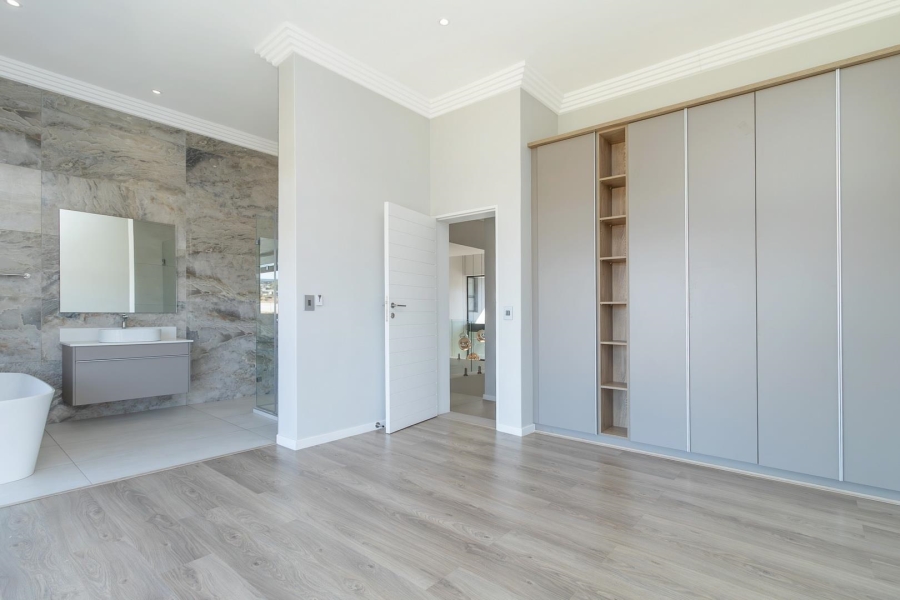 6 Bedroom Property for Sale in Waterfall Country Estate Gauteng