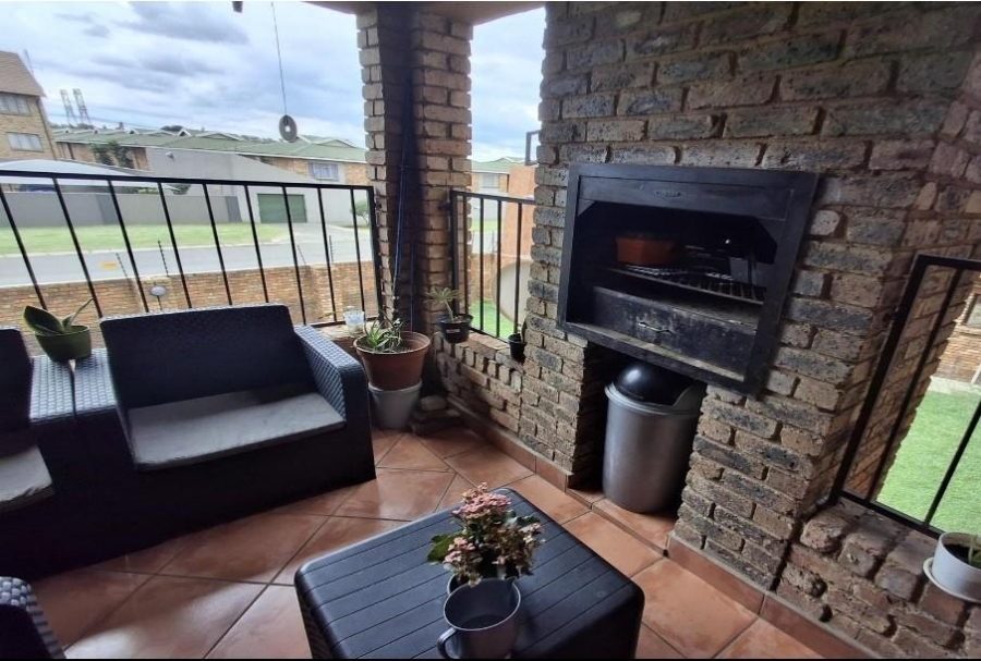 2 Bedroom Property for Sale in Edleen Gauteng