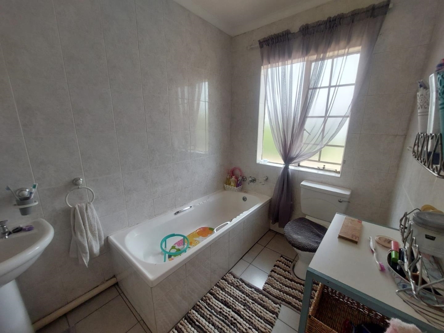 To Let 3 Bedroom Property for Rent in South Crest Gauteng