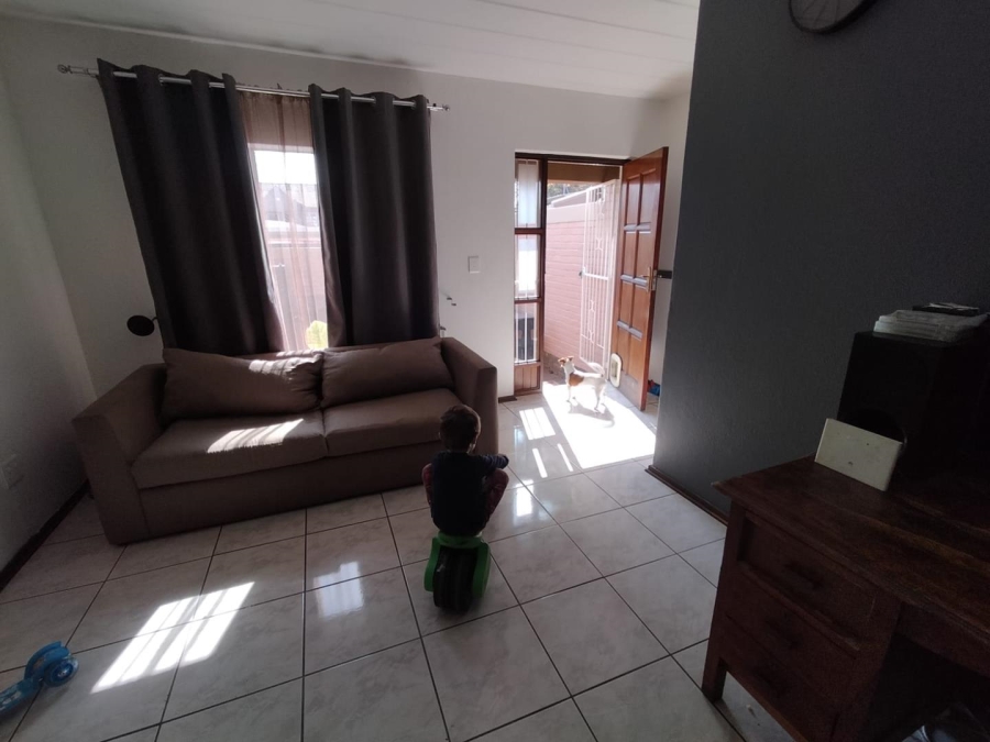 To Let 2 Bedroom Property for Rent in New Redruth Gauteng