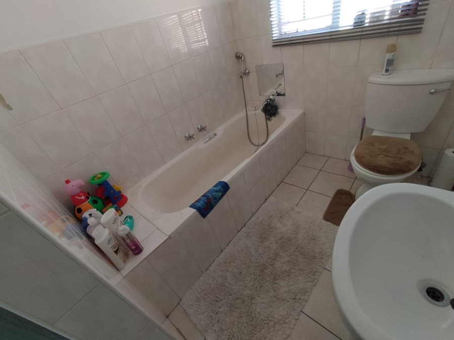 To Let 2 Bedroom Property for Rent in New Redruth Gauteng