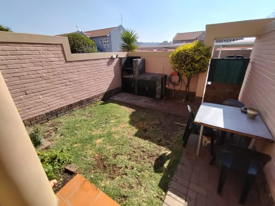 To Let 2 Bedroom Property for Rent in New Redruth Gauteng