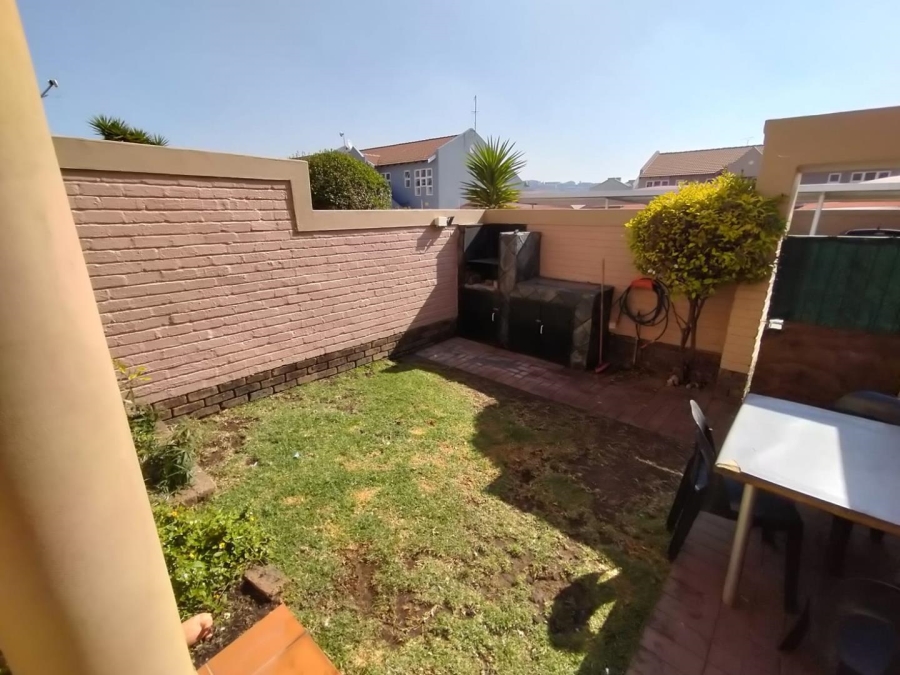 To Let 2 Bedroom Property for Rent in New Redruth Gauteng