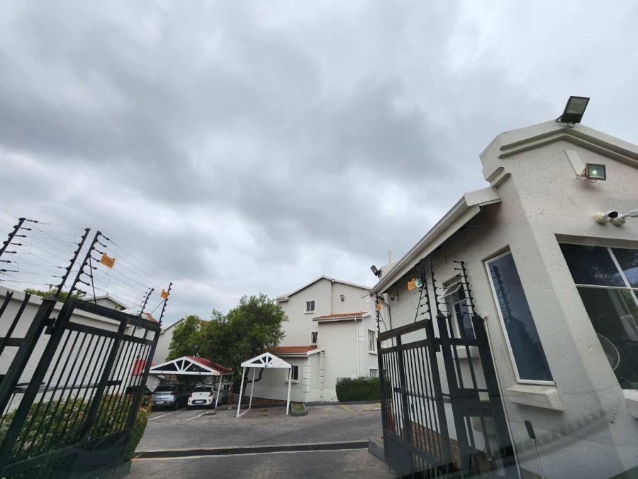 To Let 3 Bedroom Property for Rent in Sonneglans Gauteng