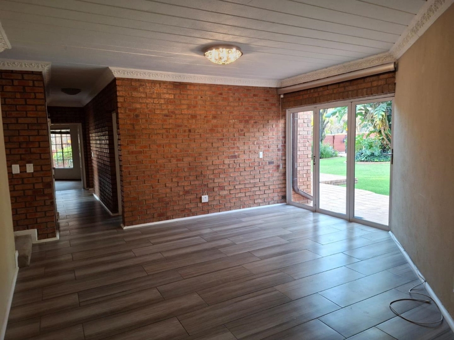 To Let 4 Bedroom Property for Rent in Buccleuch Gauteng