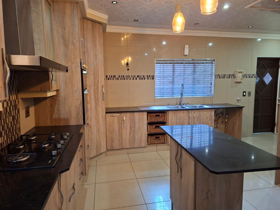 To Let 4 Bedroom Property for Rent in Buccleuch Gauteng