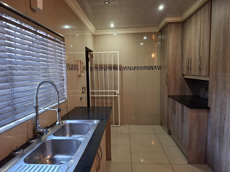 To Let 4 Bedroom Property for Rent in Buccleuch Gauteng