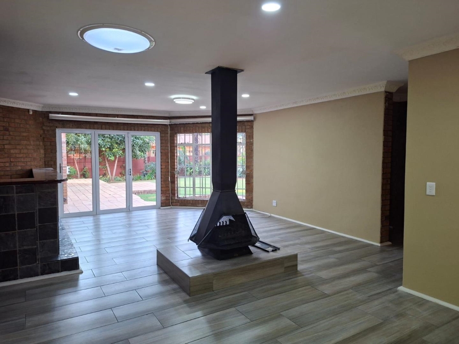 To Let 4 Bedroom Property for Rent in Buccleuch Gauteng