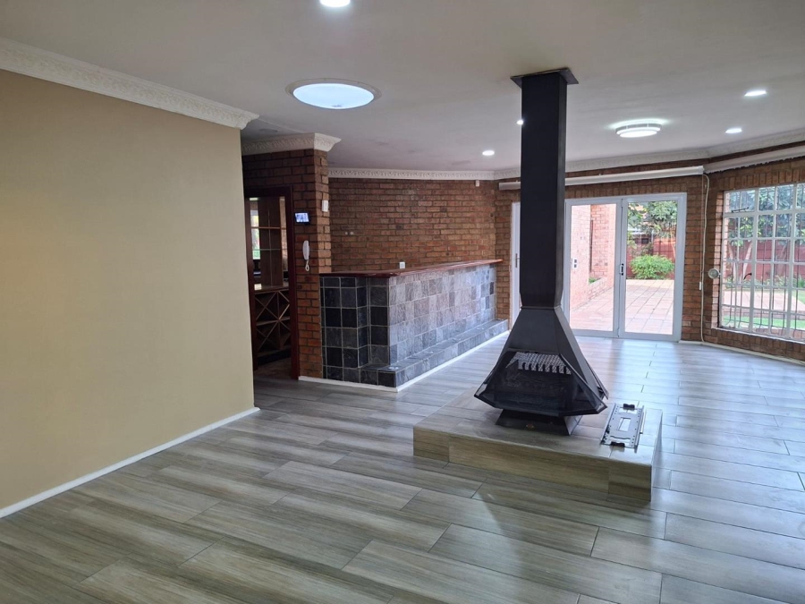 To Let 4 Bedroom Property for Rent in Buccleuch Gauteng