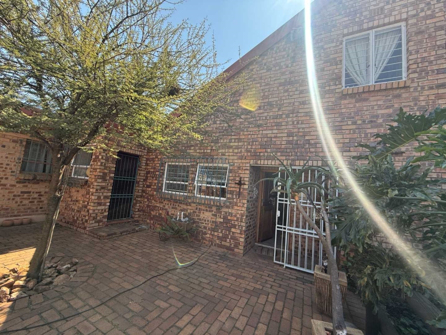 4 Bedroom Property for Sale in Florida Glen Gauteng