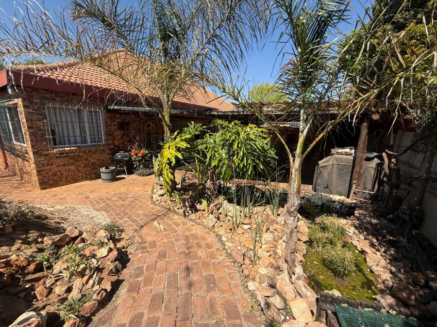 4 Bedroom Property for Sale in Florida Glen Gauteng