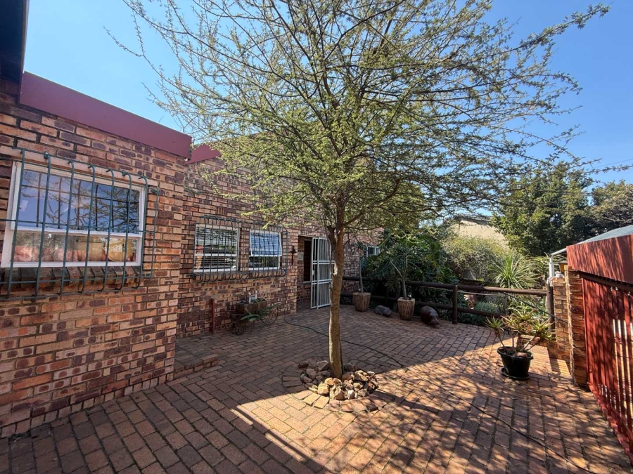 4 Bedroom Property for Sale in Florida Glen Gauteng