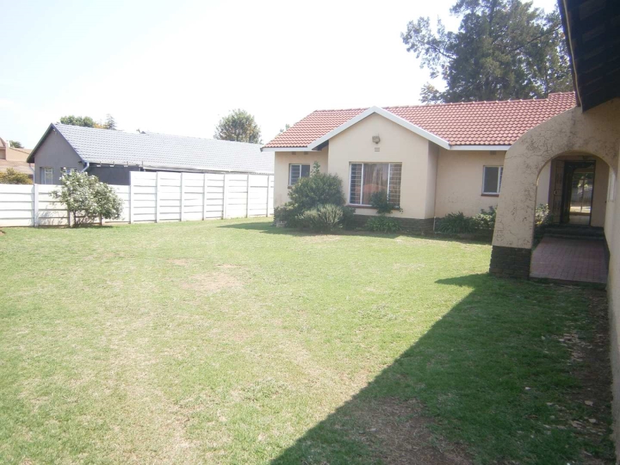 To Let 4 Bedroom Property for Rent in Brackenhurst Gauteng