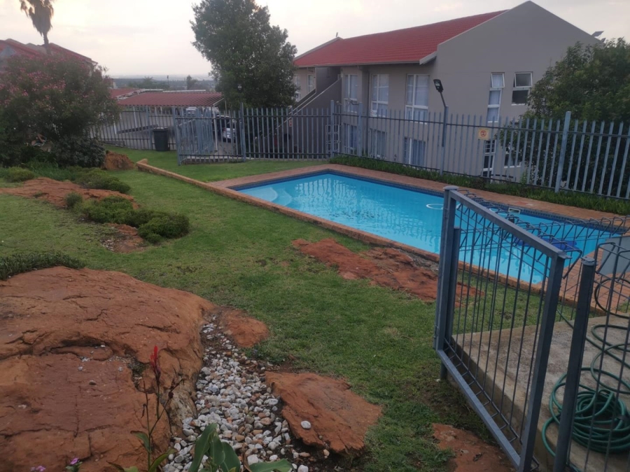 To Let 2 Bedroom Property for Rent in South Crest Gauteng