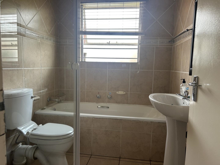 To Let 4 Bedroom Property for Rent in Glen Marais Gauteng