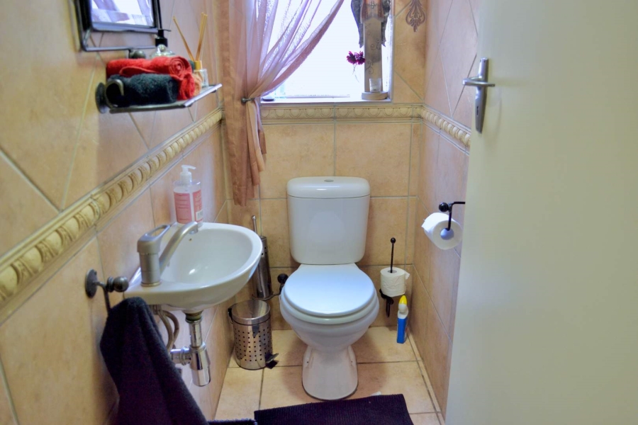 4 Bedroom Property for Sale in Ashlea Gardens Gauteng