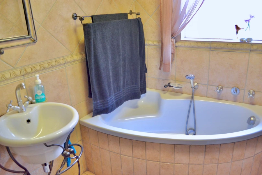 4 Bedroom Property for Sale in Ashlea Gardens Gauteng