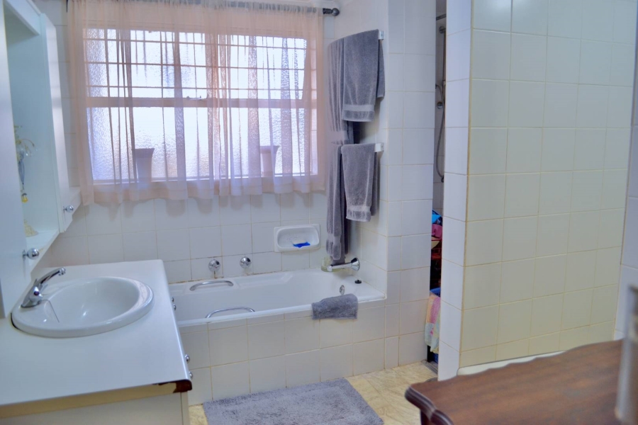 4 Bedroom Property for Sale in Ashlea Gardens Gauteng