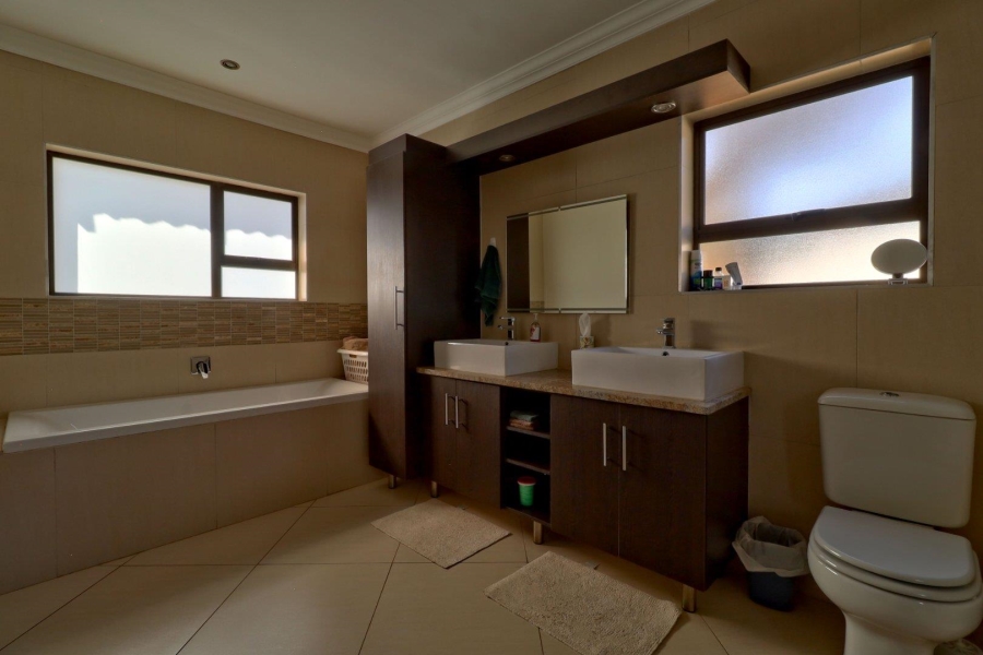 To Let 4 Bedroom Property for Rent in The Wilds Gauteng