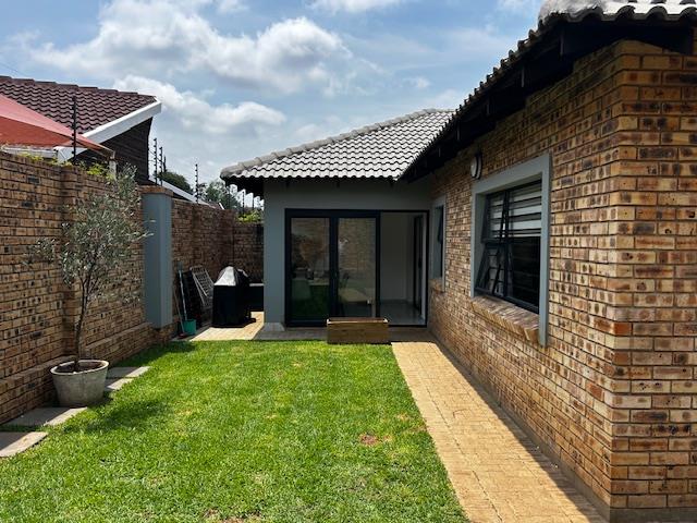 To Let 2 Bedroom Property for Rent in Brackendowns Gauteng