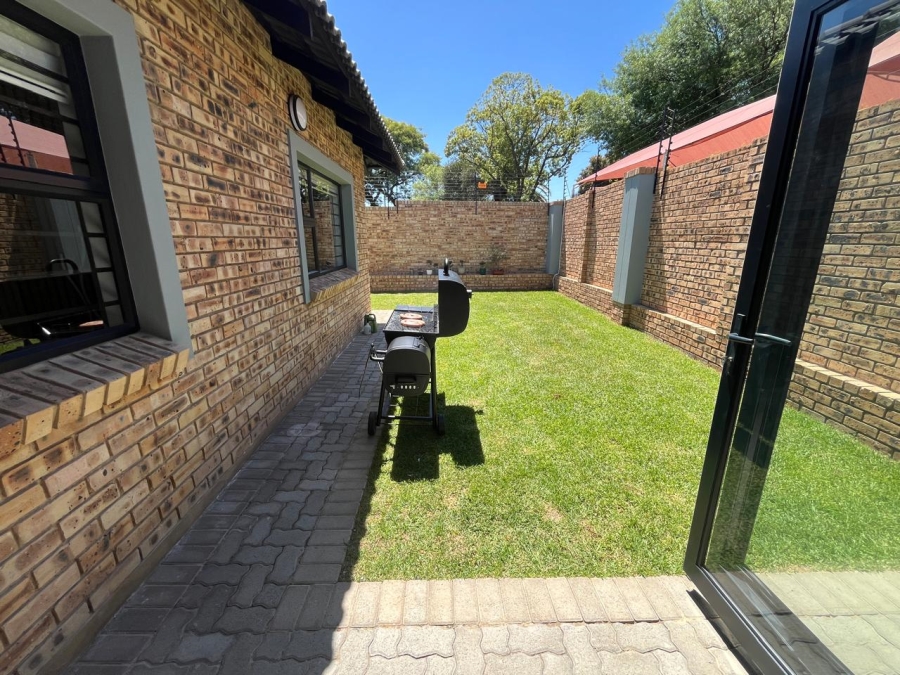 To Let 2 Bedroom Property for Rent in Brackendowns Gauteng