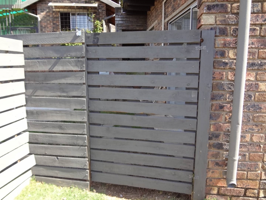 2 Bedroom Property for Sale in Hurlingham Manor Gauteng