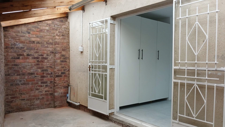 To Let 2 Bedroom Property for Rent in Hurlingham Manor Gauteng