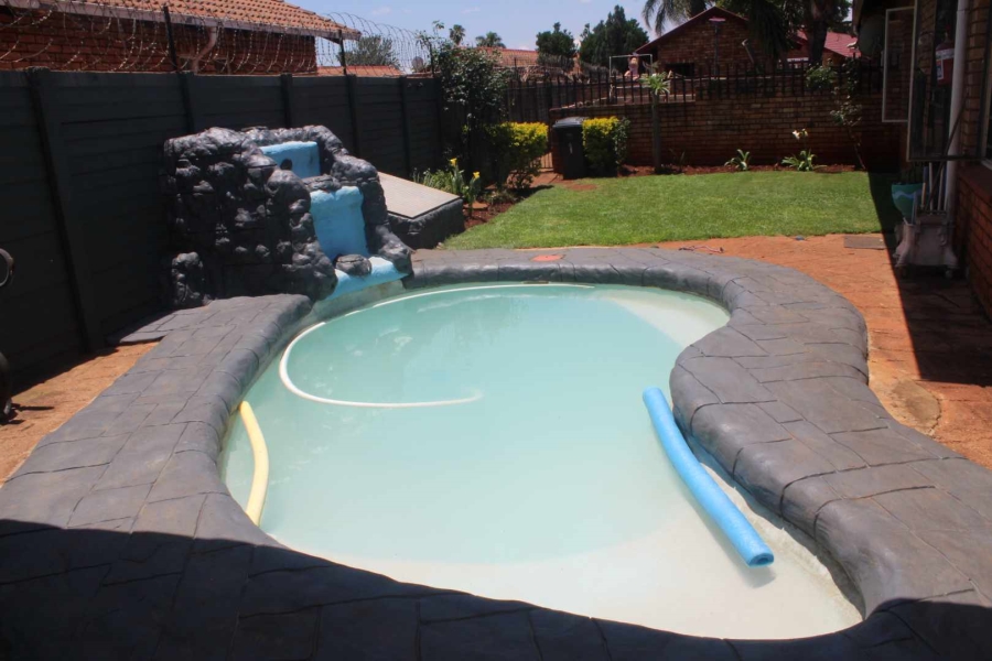 To Let 2 Bedroom Property for Rent in Hesteapark Gauteng