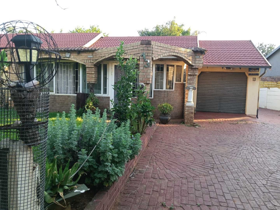 4 Bedroom Property for Sale in Crystal Park Gauteng