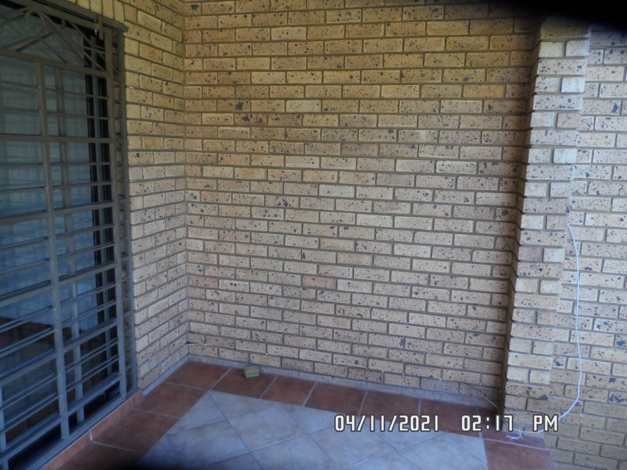 2 Bedroom Property for Sale in Faerie Glen Gauteng