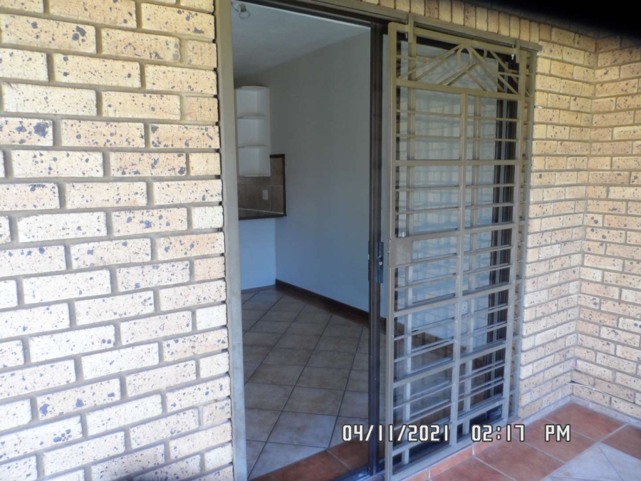 2 Bedroom Property for Sale in Faerie Glen Gauteng