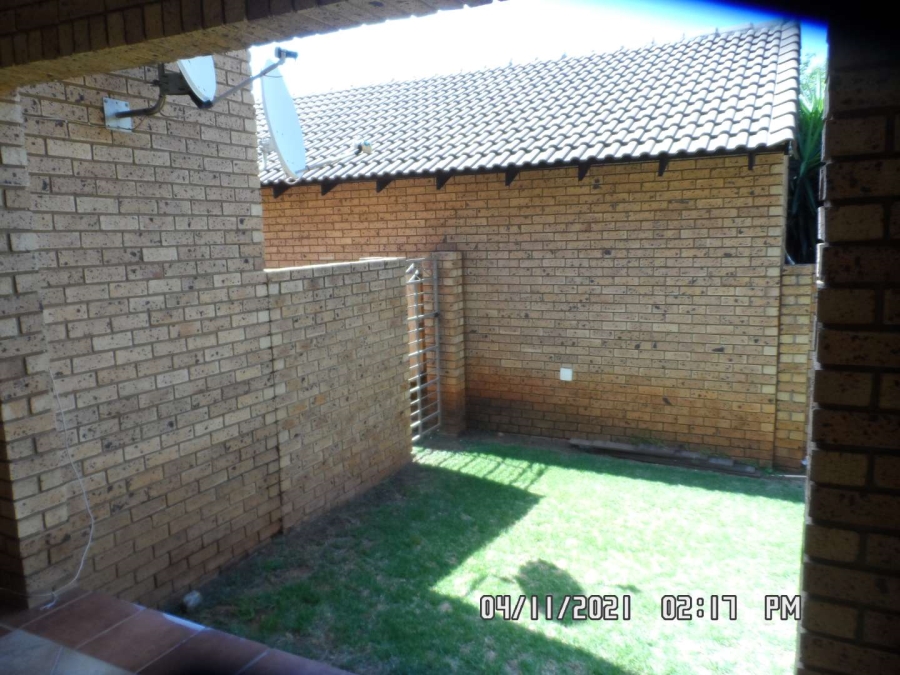 2 Bedroom Property for Sale in Faerie Glen Gauteng