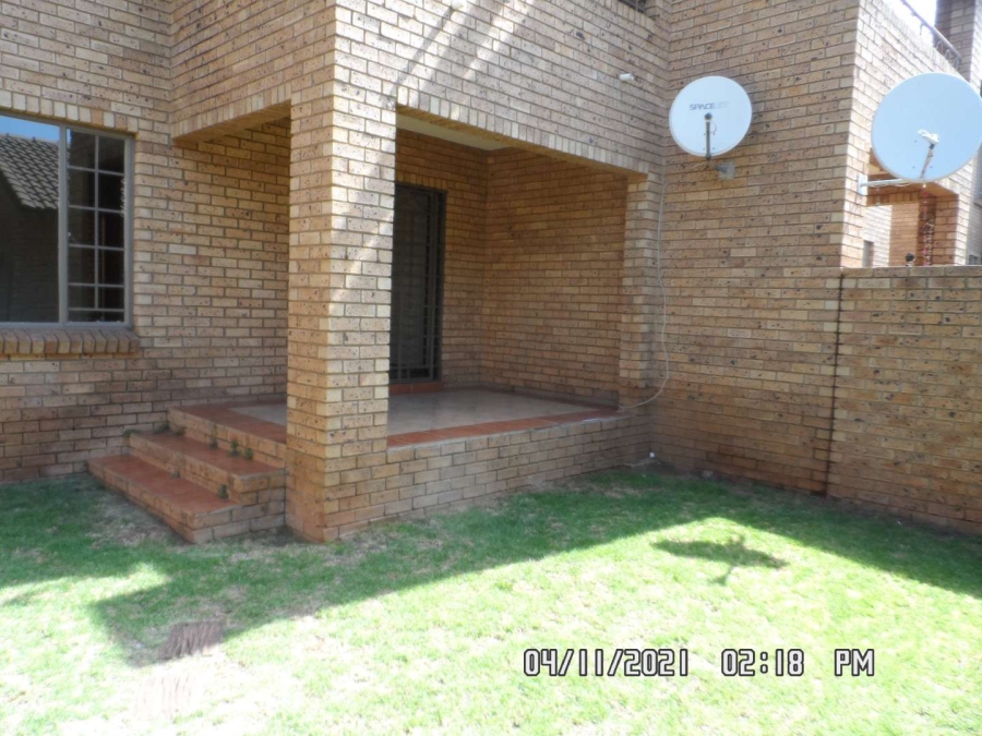 2 Bedroom Property for Sale in Faerie Glen Gauteng