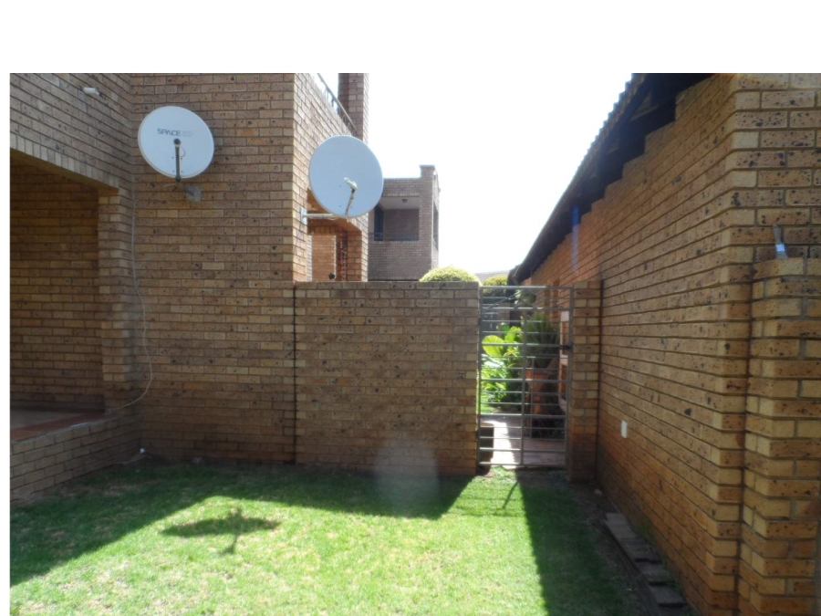 2 Bedroom Property for Sale in Faerie Glen Gauteng