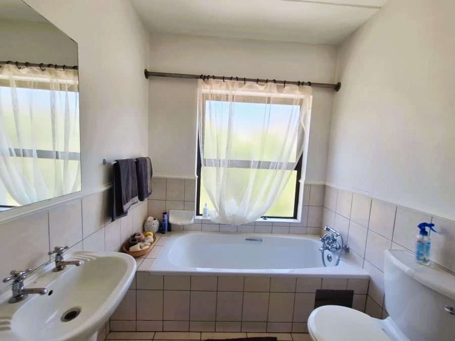 To Let 2 Bedroom Property for Rent in Magaliessig Gauteng