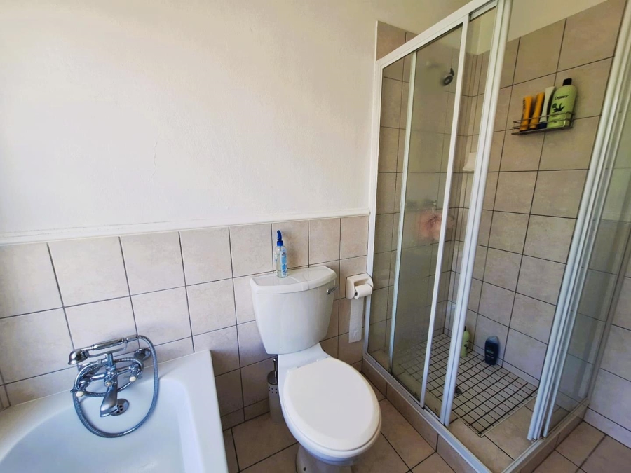 To Let 2 Bedroom Property for Rent in Magaliessig Gauteng