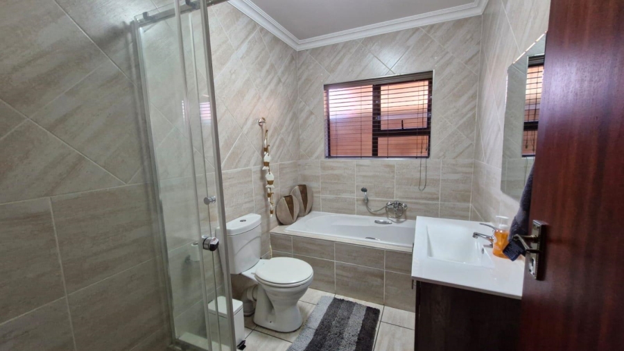 To Let 3 Bedroom Property for Rent in New Redruth Gauteng