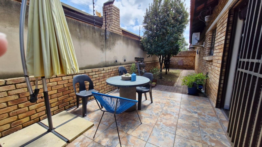 To Let 3 Bedroom Property for Rent in New Redruth Gauteng
